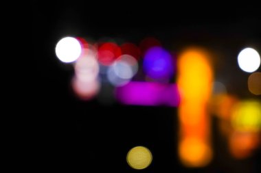 Odak noktasından, gece lambasından, bulanık araç ışıklarından, sönmüş ışıklardan.