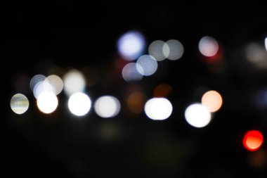 Odak noktasından, gece lambasından, bulanık araç ışıklarından, sönmüş ışıklardan.