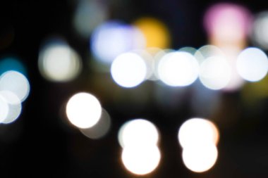 Odak noktasından, gece lambasından, bulanık araç ışıklarından, sönmüş ışıklardan.