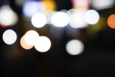 Odak noktasından, gece lambasından, bulanık araç ışıklarından, sönmüş ışıklardan.