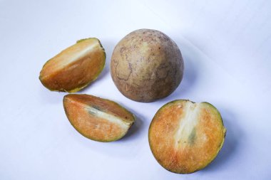 Beyaz arka planda izole edilmiş olgun sapodilla meyvesi. Dilimlenmiş taze sapodilla