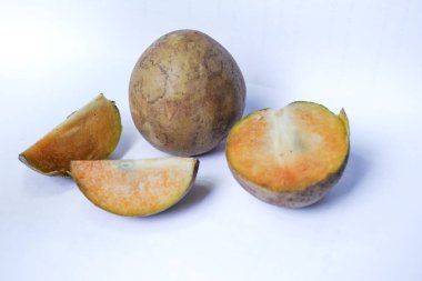 Beyaz arka planda izole edilmiş olgun sapodilla meyvesi. Dilimlenmiş taze sapodilla