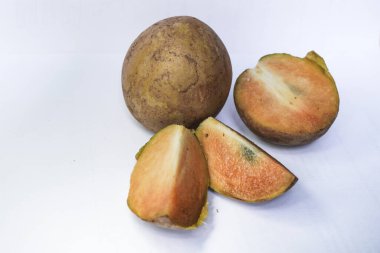 Beyaz arka planda izole edilmiş olgun sapodilla meyvesi. Dilimlenmiş taze sapodilla