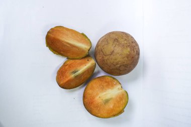 Beyaz arka planda izole edilmiş olgun sapodilla meyvesi. Dilimlenmiş taze sapodilla