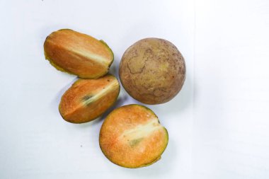 Beyaz arka planda izole edilmiş olgun sapodilla meyvesi. Dilimlenmiş taze sapodilla