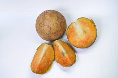Beyaz arka planda izole edilmiş olgun sapodilla meyvesi. Dilimlenmiş taze sapodilla