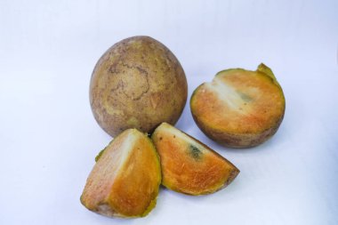 Beyaz arka planda izole edilmiş olgun sapodilla meyvesi. Dilimlenmiş taze sapodilla