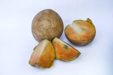 Beyaz arka planda izole edilmiş olgun sapodilla meyvesi. Dilimlenmiş taze sapodilla