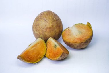 Beyaz arka planda izole edilmiş olgun sapodilla meyvesi. Dilimlenmiş taze sapodilla