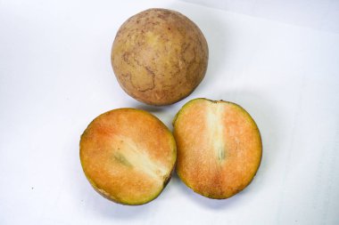Beyaz arka planda izole edilmiş olgun sapodilla meyvesi. Dilimlenmiş taze sapodilla