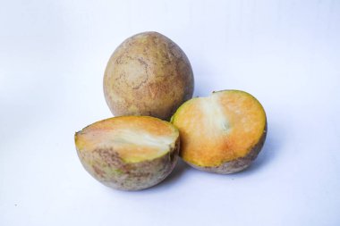 Beyaz arka planda izole edilmiş olgun sapodilla meyvesi. Dilimlenmiş taze sapodilla