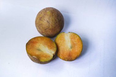 Beyaz arka planda izole edilmiş olgun sapodilla meyvesi. Dilimlenmiş taze sapodilla