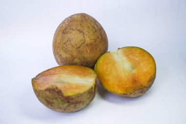 Beyaz arka planda izole edilmiş olgun sapodilla meyvesi. Dilimlenmiş taze sapodilla