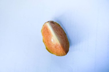 Beyaz arka planda izole edilmiş olgun sapodilla meyvesi. Dilimlenmiş taze sapodilla