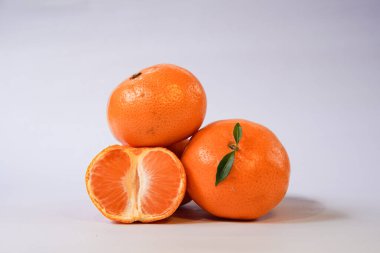 Beyaz zemin üzerinde mandalina ya da mandalina portakalı poster tasarımlarında ya da meyve hakkındaki makalelerde kullanılmak için uygundur..