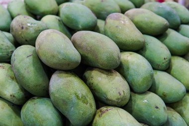 Meyve dükkanlarında satılan taze mangolar, meyveler ve diğerleri hakkındaki makaleler için tasarım amaçlı olarak uygundur..