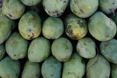 Meyve dükkanlarında satılan taze mangolar, meyveler ve diğerleri hakkındaki makaleler için tasarım amaçlı olarak uygundur..