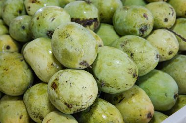 Meyve dükkanlarında satılan taze mangolar, meyveler ve diğerleri hakkındaki makaleler için tasarım amaçlı olarak uygundur..