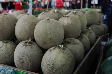 Meyve dükkanlarında satılan bütün karpuzlar, meyve ve diğerleri hakkındaki makaleler için tasarım amacıyla uygundur..