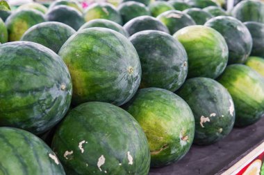 Meyve dükkanında sergilenen bir yığın taze karpuz, meyve ve diğerleri hakkındaki makaleler için tasarım amaçlı olarak uygundur..