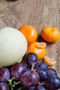 Beyaz zemin üzerinde üzüm ve armut bulunan Mandalina veya Mandarin portakalı kavramı, meyveler ve diğerleri hakkında makaleler için bir illüstrasyon olarak tasarım ihtiyaçları için uygundur..