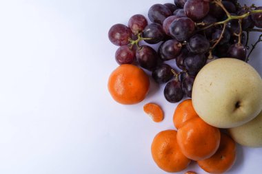 Beyaz zemin üzerinde üzüm ve armut bulunan Mandalina veya Mandarin portakalı kavramı, meyveler ve diğerleri hakkında makaleler için bir illüstrasyon olarak tasarım ihtiyaçları için uygundur..
