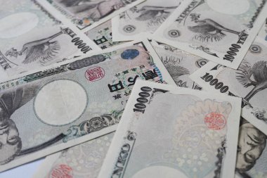 Japon 10,000 Yen banknotunun çeşitli açılardan çekilmiş yakın plan fotoğrafları. Grafik tasarımı, illüstrasyon ya da çarpıcı bir görsel öğe ve daha fazlasını gerektiren projeler için mükemmel..