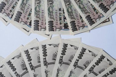 Japon 10,000 Yen banknotunun çeşitli açılardan çekilmiş yakın plan fotoğrafları. Grafik tasarımı, illüstrasyon ya da çarpıcı bir görsel öğe ve daha fazlasını gerektiren projeler için mükemmel..