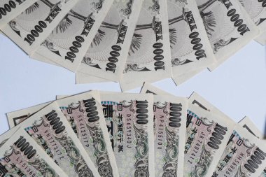 Japon 10,000 Yen banknotunun çeşitli açılardan çekilmiş yakın plan fotoğrafları. Grafik tasarımı, illüstrasyon ya da çarpıcı bir görsel öğe ve daha fazlasını gerektiren projeler için mükemmel..