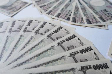 Japon 10,000 Yen banknotunun çeşitli açılardan çekilmiş yakın plan fotoğrafları. Grafik tasarımı, illüstrasyon ya da çarpıcı bir görsel öğe ve daha fazlasını gerektiren projeler için mükemmel..