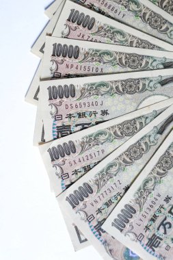 Japon 10,000 Yen banknotunun çeşitli açılardan çekilmiş yakın plan fotoğrafları. Grafik tasarımı, illüstrasyon ya da çarpıcı bir görsel öğe ve daha fazlasını gerektiren projeler için mükemmel..