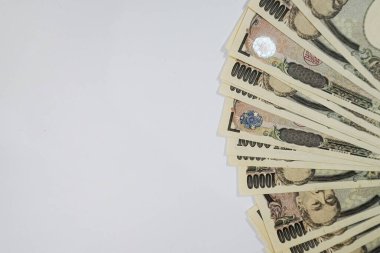 Japon 10,000 Yen banknotunun çeşitli açılardan çekilmiş yakın plan fotoğrafları. Grafik tasarımı, illüstrasyon ya da çarpıcı bir görsel öğe ve daha fazlasını gerektiren projeler için mükemmel..