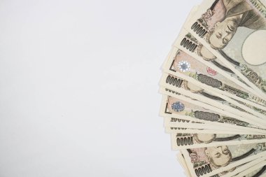 Japon 10,000 Yen banknotunun çeşitli açılardan çekilmiş yakın plan fotoğrafları. Grafik tasarımı, illüstrasyon ya da çarpıcı bir görsel öğe ve daha fazlasını gerektiren projeler için mükemmel..