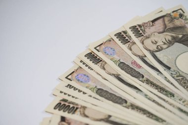 Japon 10,000 Yen banknotunun çeşitli açılardan çekilmiş yakın plan fotoğrafları. Grafik tasarımı, illüstrasyon ya da çarpıcı bir görsel öğe ve daha fazlasını gerektiren projeler için mükemmel..