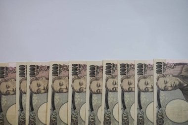 Japon 10,000 Yen banknotunun çeşitli açılardan çekilmiş yakın plan fotoğrafları. Grafik tasarımı, illüstrasyon ya da çarpıcı bir görsel öğe ve daha fazlasını gerektiren projeler için mükemmel..
