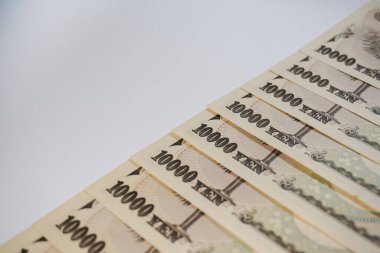 Japon 10,000 Yen banknotunun çeşitli açılardan çekilmiş yakın plan fotoğrafları. Grafik tasarımı, illüstrasyon ya da çarpıcı bir görsel öğe ve daha fazlasını gerektiren projeler için mükemmel..