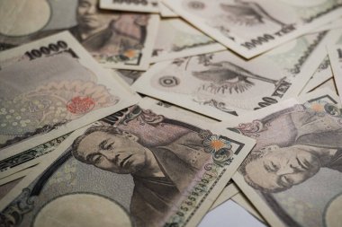 Japon 10,000 Yen banknotunun çeşitli açılardan çekilmiş yakın plan fotoğrafları. Grafik tasarımı, illüstrasyon ya da çarpıcı bir görsel öğe ve daha fazlasını gerektiren projeler için mükemmel..