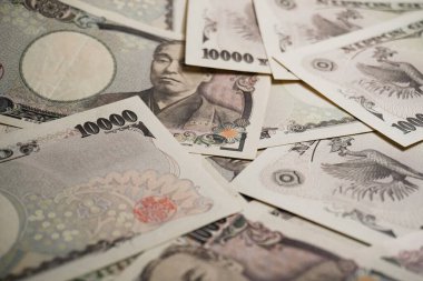 Japon 10,000 Yen banknotunun çeşitli açılardan çekilmiş yakın plan fotoğrafları. Grafik tasarımı, illüstrasyon ya da çarpıcı bir görsel öğe ve daha fazlasını gerektiren projeler için mükemmel..