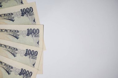 Japon 1,000 Yen banknotunun çeşitli açılardan çekilmiş yakın plan fotoğrafları. Grafik tasarımı, illüstrasyon ya da çarpıcı bir görsel öğe ve daha fazlasını gerektiren projeler için mükemmel..