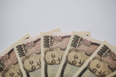 Japon 10,000 Yen banknotunun çeşitli açılardan çekilmiş yakın plan fotoğrafları. Grafik tasarımı, illüstrasyon ya da çarpıcı bir görsel öğe ve daha fazlasını gerektiren projeler için mükemmel..