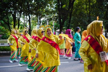 Jepin dansının canlı atmosferi Pontianak şehri sokaklarında yerel halk tarafından sahneleniyor.