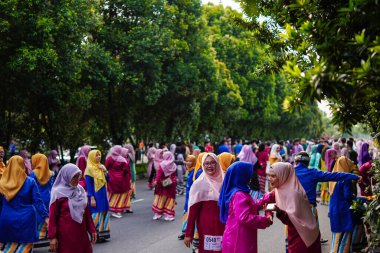 Jepin dansının canlı atmosferi Pontianak şehri sokaklarında yerel halk tarafından sahneleniyor.