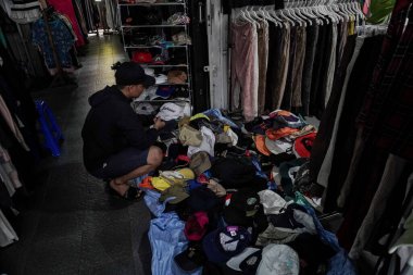 Merkez Pazarı 'nın atmosferi, Pontianak' taki yerel pazar, Lelong giyim pazarı veya ikinci el giysiler