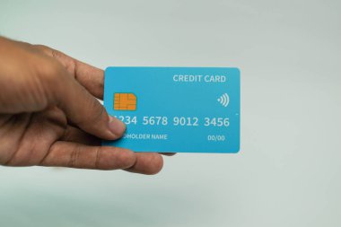 İş ve finans kavramı için beyaz arka planda el ele tutuşan kredi kartı