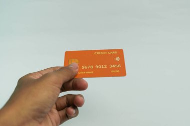 İş ve finans kavramı için beyaz arka planda el ele tutuşan kredi kartı