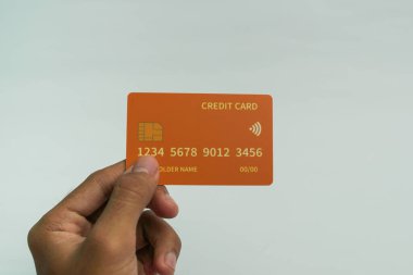 İş ve finans kavramı için beyaz arka planda el ele tutuşan kredi kartı