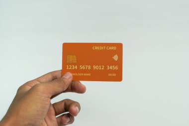 İş ve finans kavramı için beyaz arka planda el ele tutuşan kredi kartı