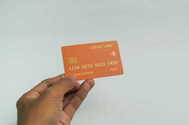 İş ve finans kavramı için beyaz arka planda el ele tutuşan kredi kartı