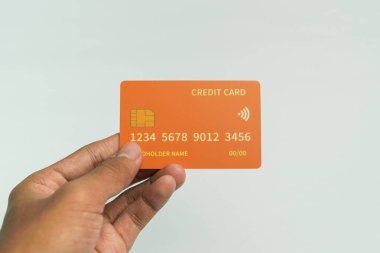 İş ve finans kavramı için beyaz arka planda el ele tutuşan kredi kartı