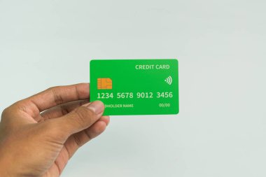 İş ve finans kavramı için beyaz arka planda el ele tutuşan kredi kartı